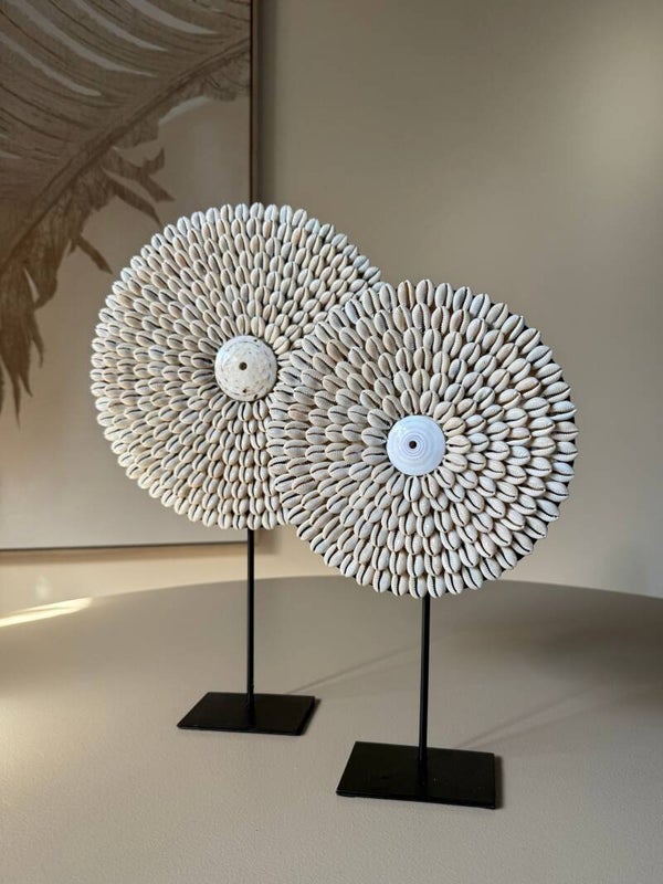 Lela – Handgemaakte schelpendecoratie op standaard - Beige