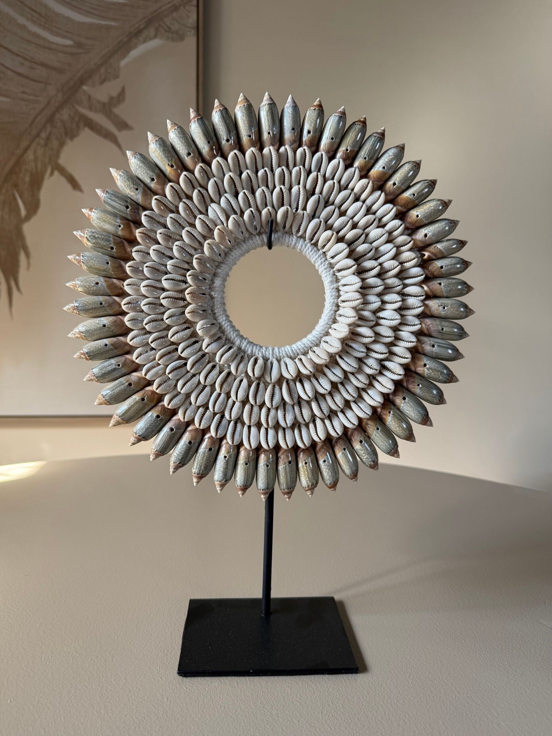 Munse – Handgemaakte schelpendecoratie met Kauri schelpen