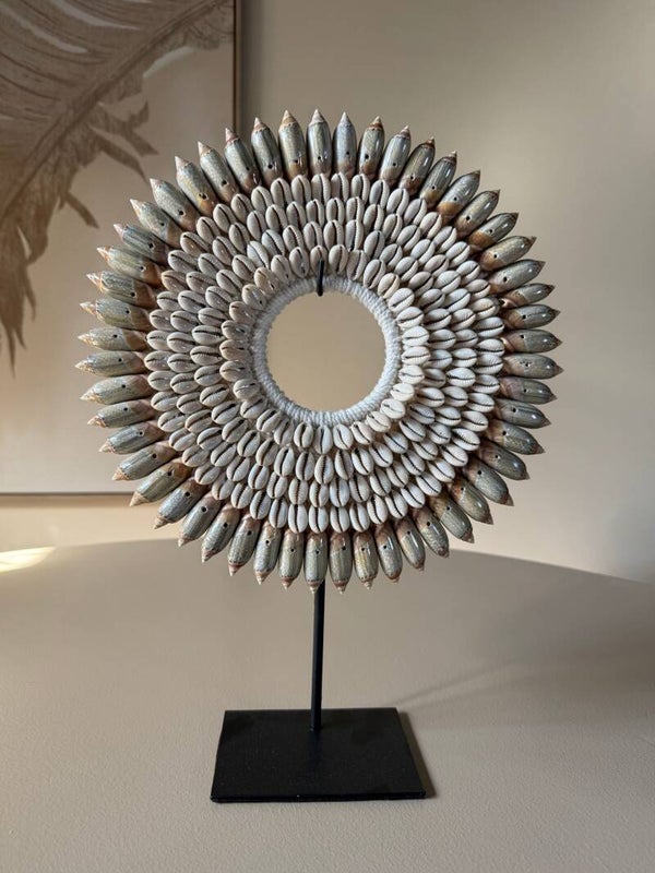 Munse – Handgemaakte schelpendecoratie met Kauri schelpen