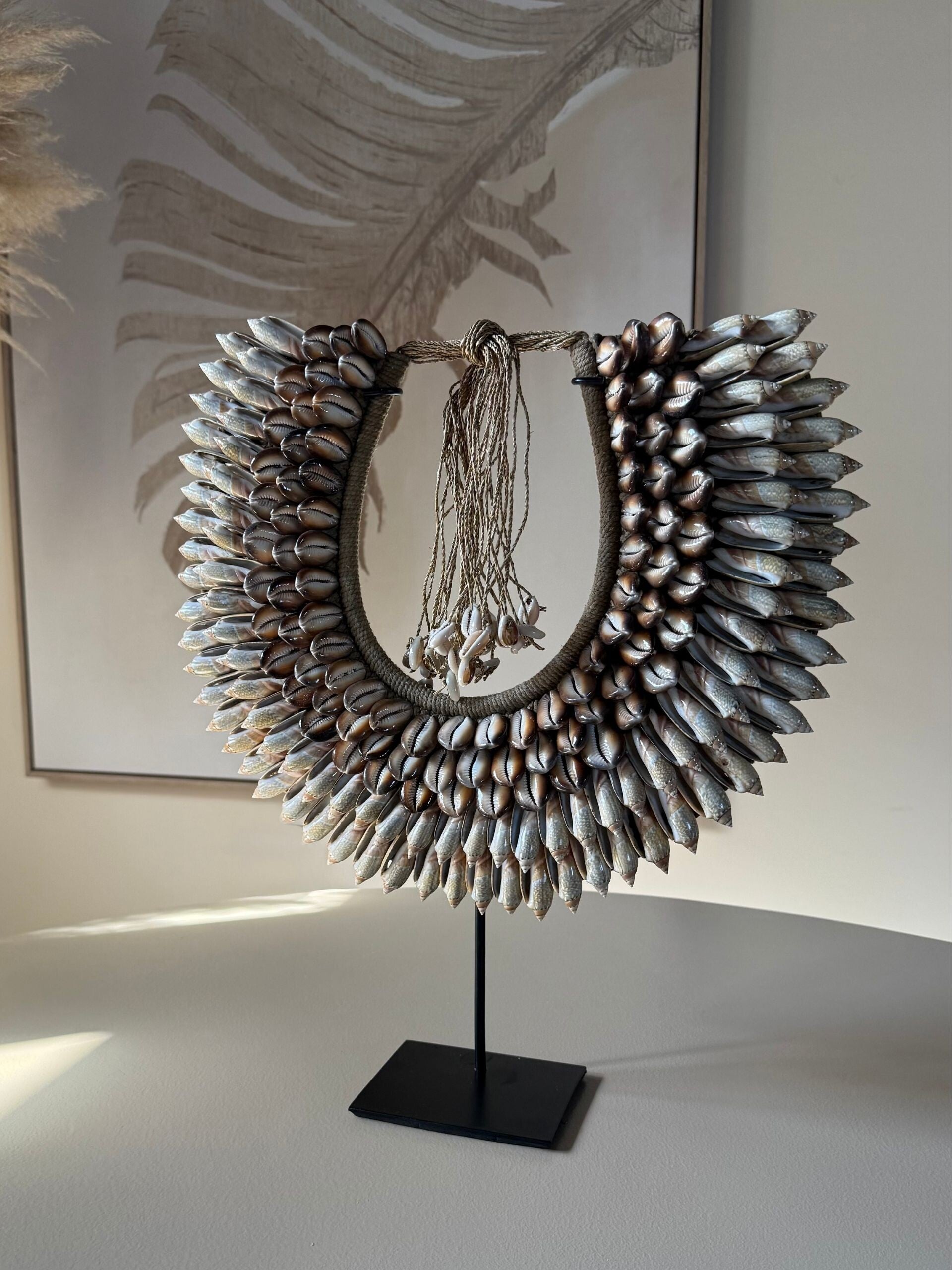 Handgemaakte Schelpenketting “Praya” – Uniek Interieuraccessoire uit Indonesië