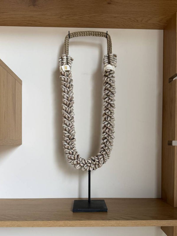 Handgemaakte Schelpenketting op Standaard Java Beige – Authentiek Indonesisch Handwerk voor een Unieke Touch
