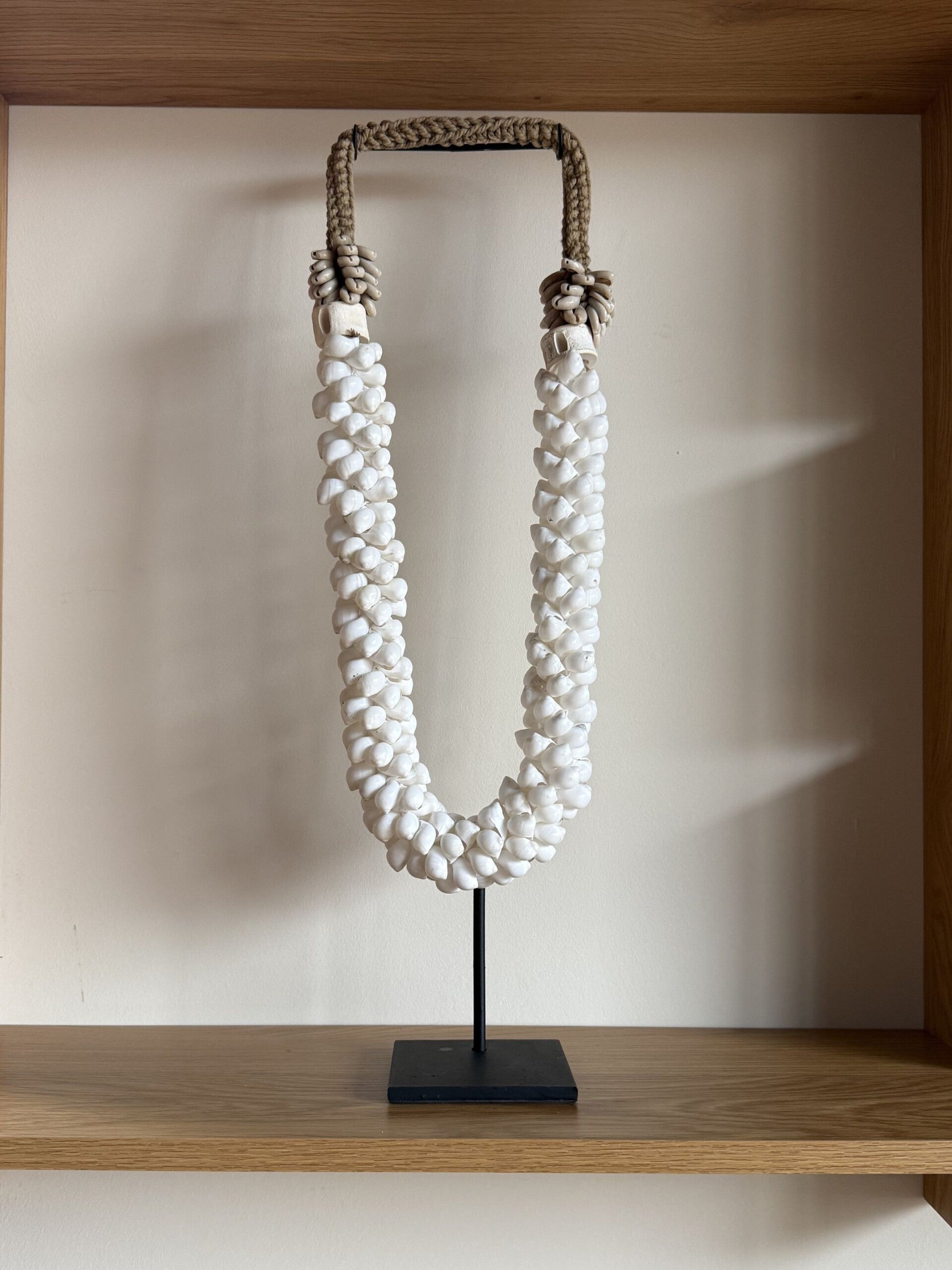 Handgemaakte Schelpenketting Java Wit op Standaard – Authentiek Indonesisch Handwerk voor een Unieke Touch