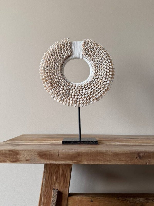 Handgemaakte Kauri Schelpencirkel op standaard Beige -25cm doorsnee – Authentiek Indonesisch handwerk