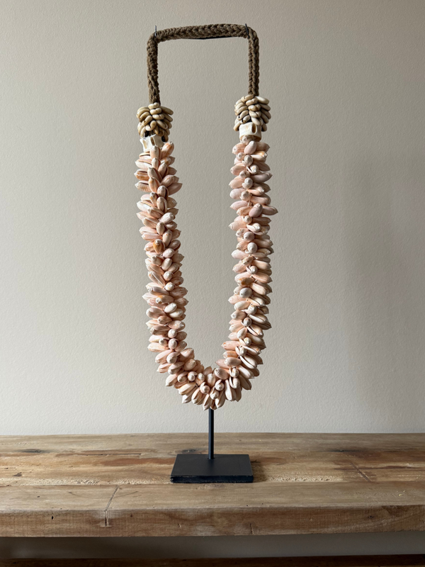 Handgemaakte Schelpenketting op Standaard Java Softpink– Authentiek Indonesisch Handwerk voor een Unieke Touch: