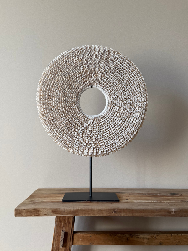 Handgemaakte schelpencirkel op standaard – Luxe woonaccessoire 56 cm