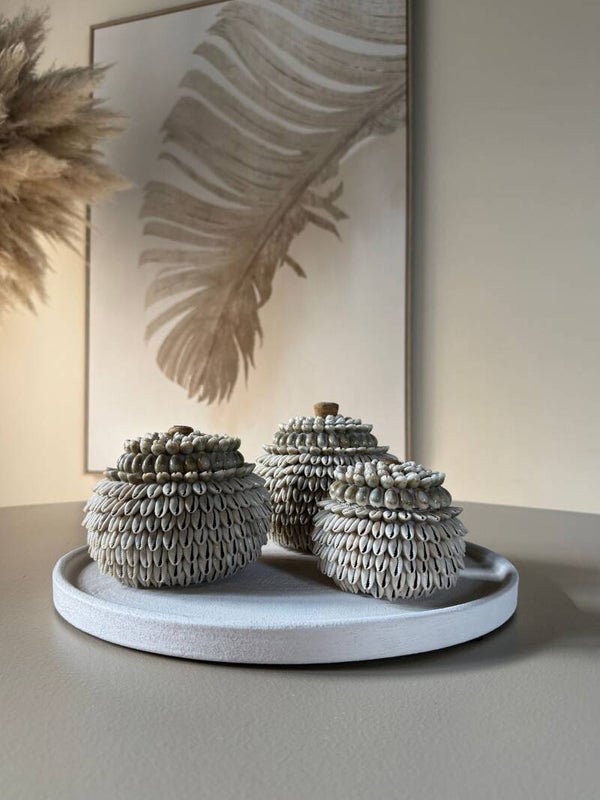Komo – Handgemaakte houten potjes met Kauri schelpen