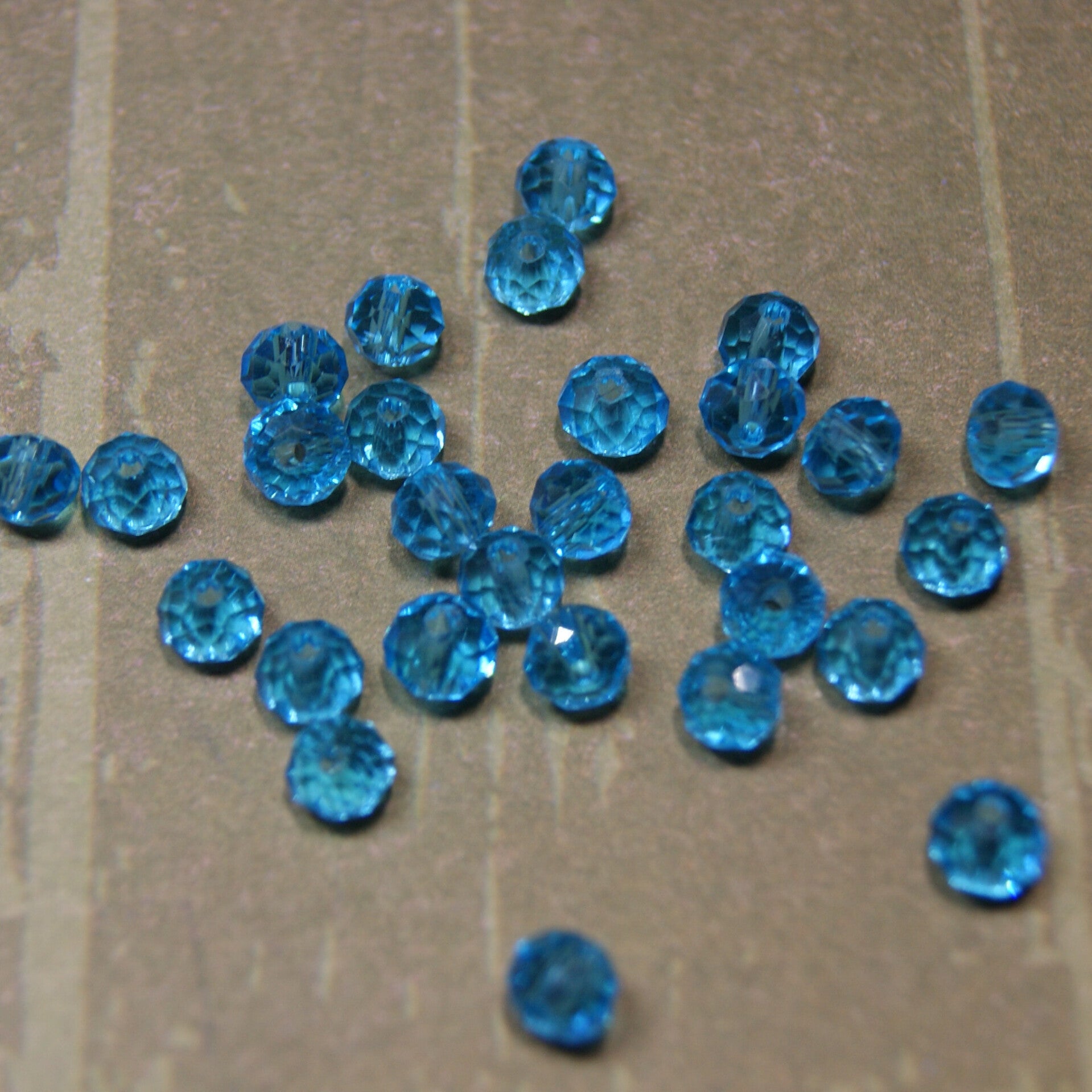 Perle cristal BLEU CLAIR 6x4