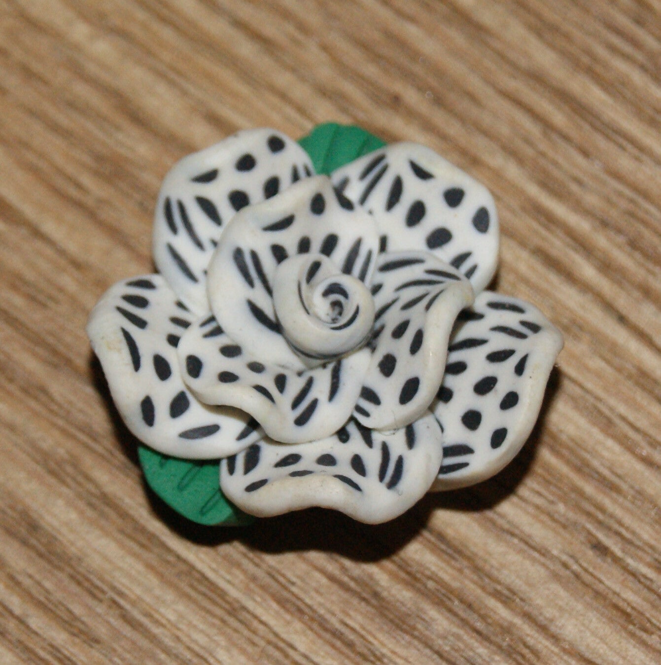 fleur fimo blanche taches noires