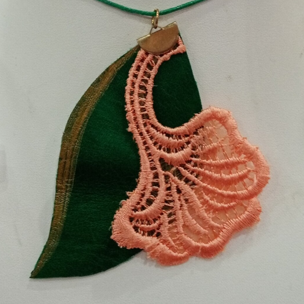 Feuille de cuir et fleur de dentelle