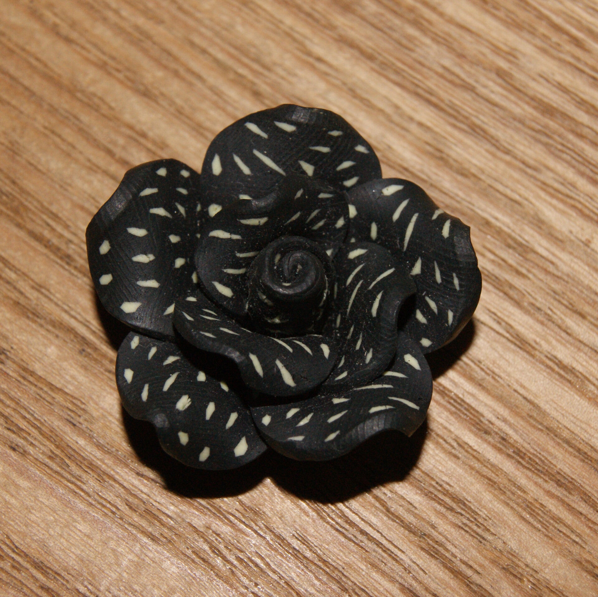 Fleurs noire à pois blancs