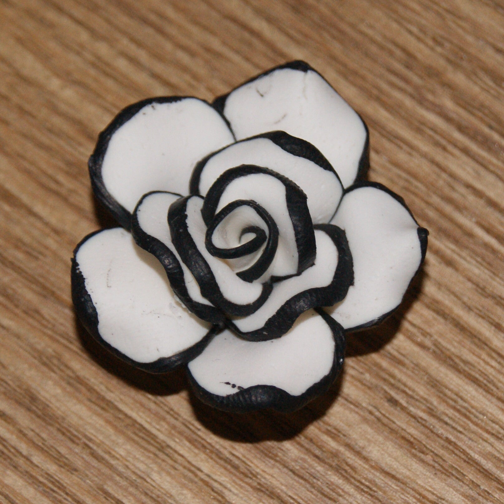 fleur fimo blanche bord  noir