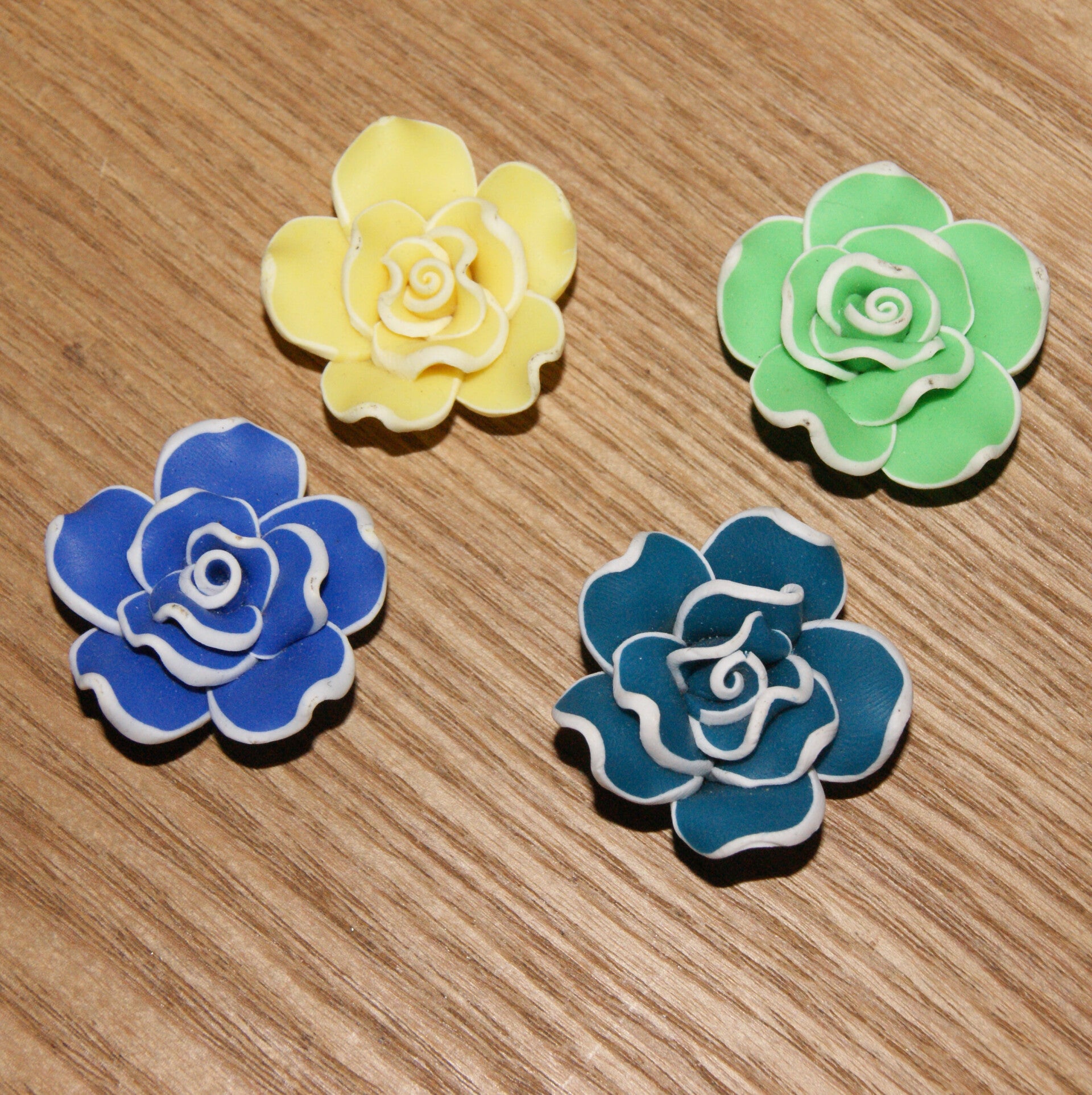 fleur fimo  lisiére blanche jaune vert bleu