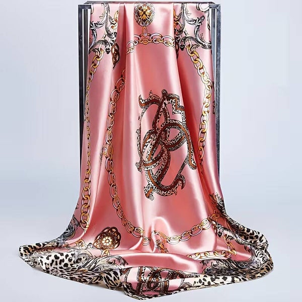 Foulard satin rose poudré léopard