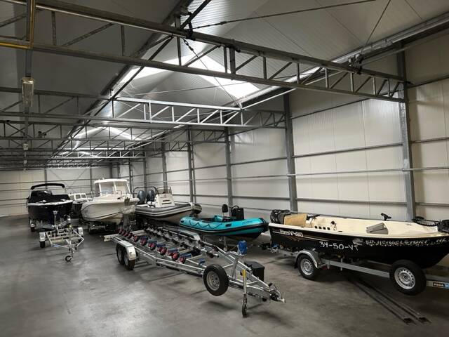 Stijlo Botenstalling is ontstaan door passie. Zelf willen zij dolgraag zoveel mogelijk tijd doorbrengen op het water, maar ook hun trouwe vaartuig veilig en voordelig stallen in de winter. Waar veel botenstallingen geen plek meer hebben, heeft Stijlo dat 