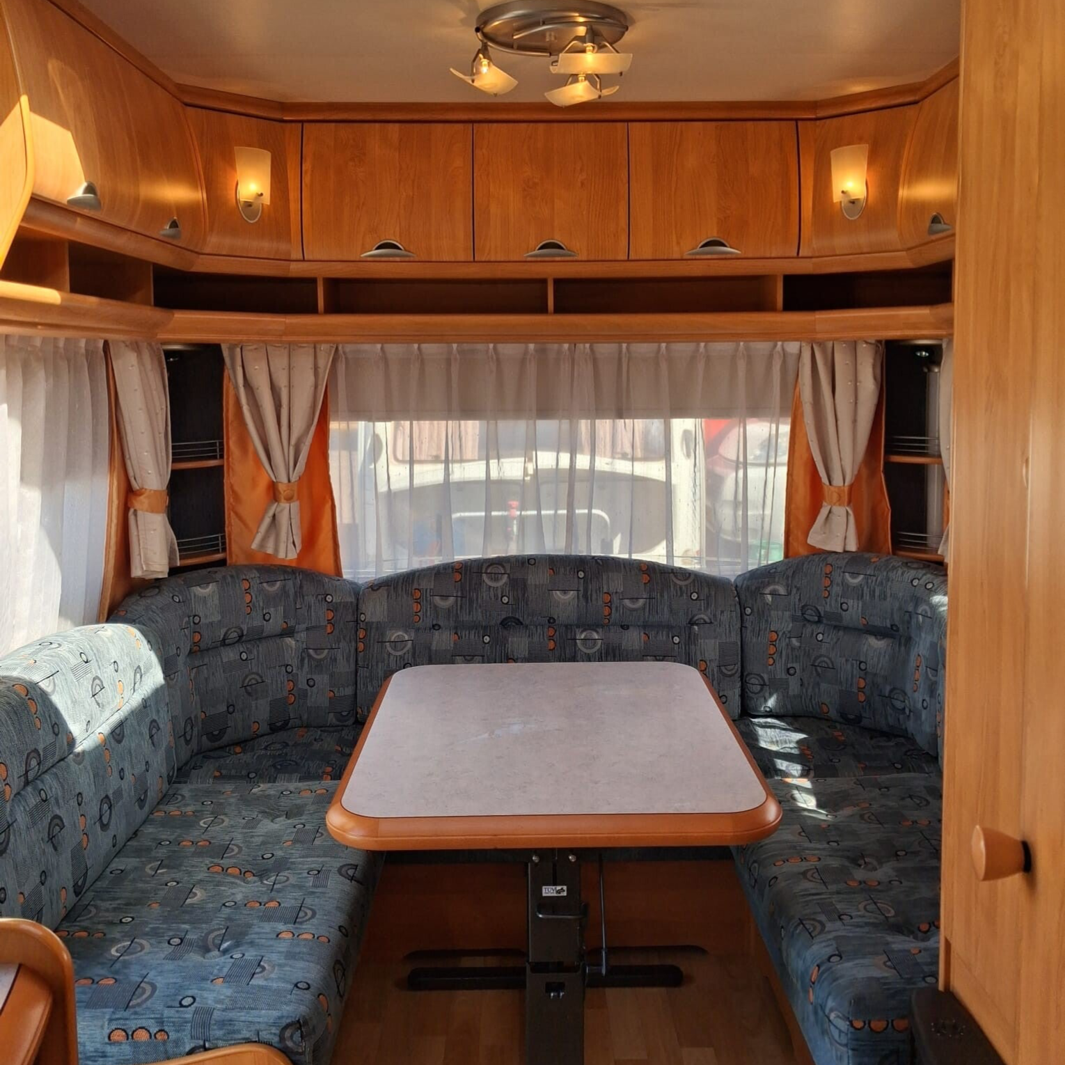 Hobby De Luxe 450 UF Caravan + mover + voortent