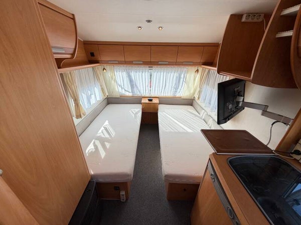 Chateau Calista 470 UE Caravan + mover + voortent