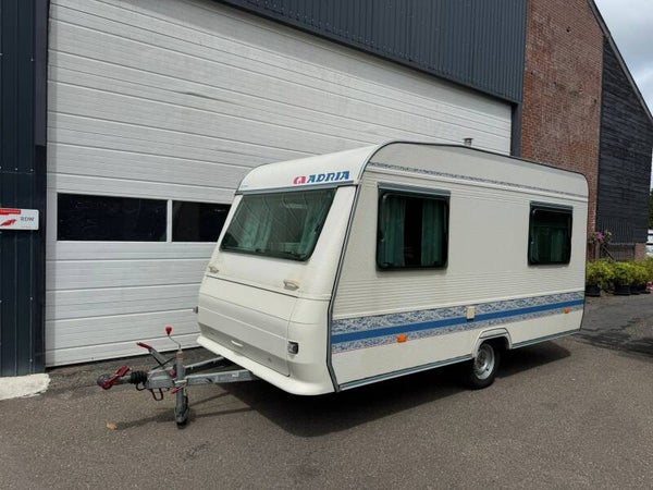 Adria Unica 390 DS Caravan + voortent + luifel