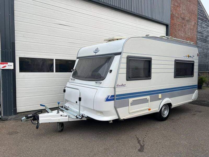 Wilt u een gebruikte caravan kopen? Wij bieden doorgaans caravans te koop aan in verschillende prijsklassen. Staat uw gewenste caravan er op dit moment niet tussen? Wij hebben hiervoor het zoekopdrachtformulier. U ontvangt van ons een mail of telefoontje