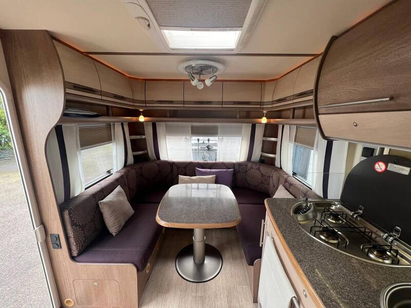 Modeljaar: 2011  Maten en gewichten Breedte: 230 cm. Opbouw lengte: 540 cm. Totale lengte: 700 cm. Stahoogte: 196 cm. Totale hoogte: 265 cm. Leeg-gewicht: 1120 kg. Maximaal gewicht: 1.400 kg.   Slapen Aantal slaapplaatsen: 4   Indeling:      Zitplaatsen  