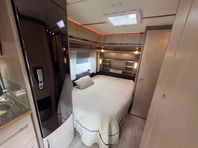 Modeljaar: 2011  Maten en gewichten Breedte: 230 cm. Opbouw lengte: 540 cm. Totale lengte: 700 cm. Stahoogte: 196 cm. Totale hoogte: 265 cm. Leeg-gewicht: 1120 kg. Maximaal gewicht: 1.400 kg.   Slapen Aantal slaapplaatsen: 4   Indeling:      Zitplaatsen  