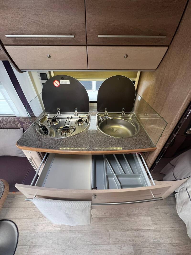 Modeljaar: 2011  Maten en gewichten Breedte: 230 cm. Opbouw lengte: 540 cm. Totale lengte: 700 cm. Stahoogte: 196 cm. Totale hoogte: 265 cm. Leeg-gewicht: 1120 kg. Maximaal gewicht: 1.400 kg.   Slapen Aantal slaapplaatsen: 4   Indeling:      Zitplaatsen  