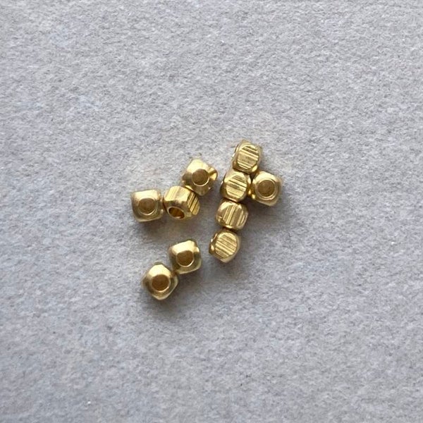 Perles laiton doré carrée