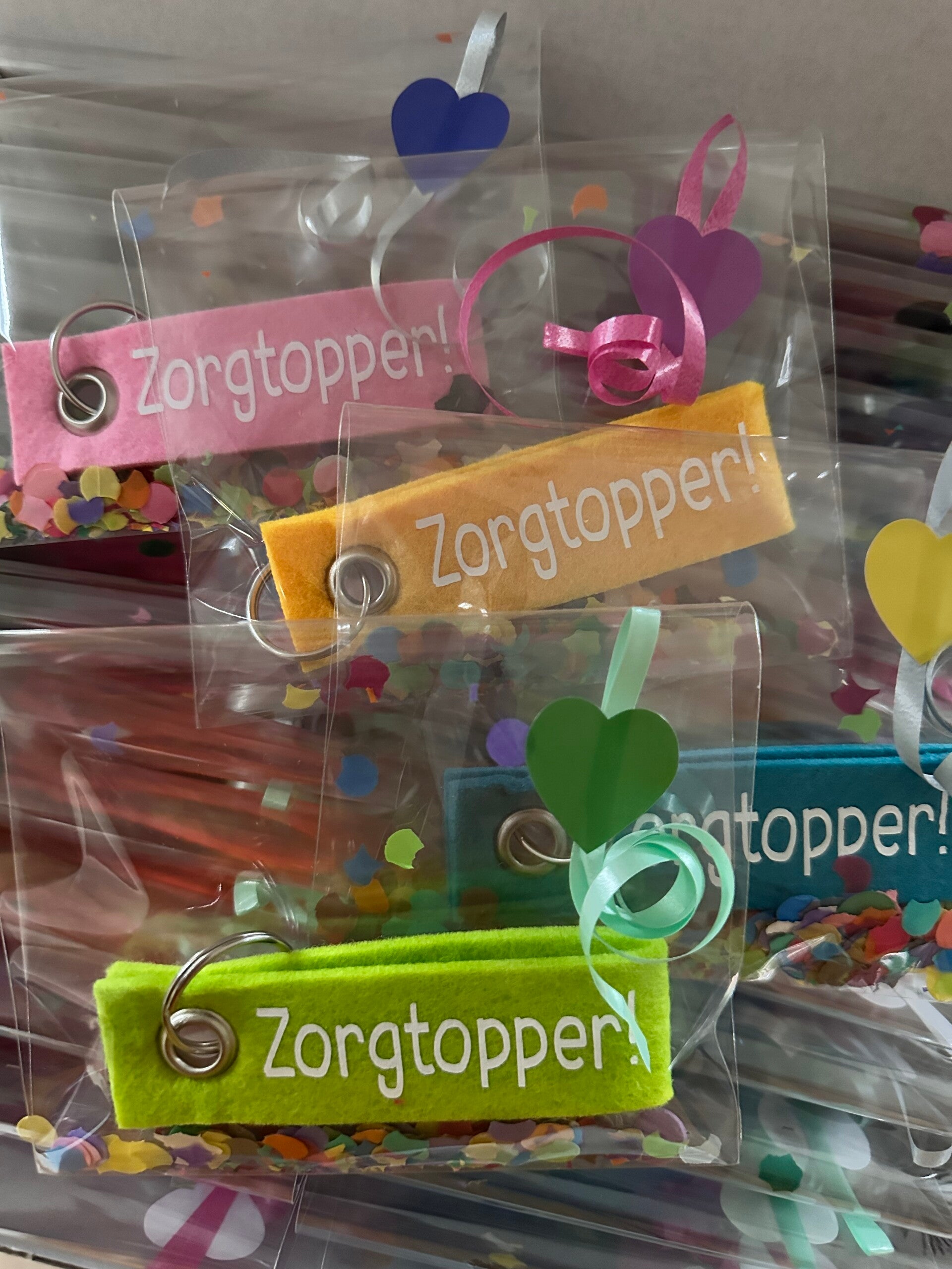 Werk jij samen met een echte zorgtopper? Dan zijn deze super leuke viltensleutelhanger echt het cadeautje wat je hem/haar cadeau kan geven. Deze Zorgtopper Sleutelhangers kunnen feestelijk verpakt worden om het als leuk compleet cadeautje te geven. 