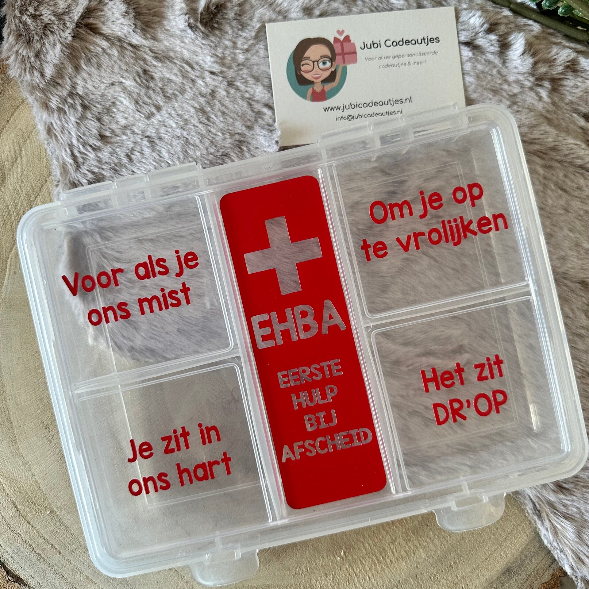 Eerste Hulp bij Afscheid EHBA doosje. SUper handig als afscheid nemen lastig is! De doosjes EHBA zijn standaard op voorraad bij Jubi Cadeautjes en kunnen gepersonaliseerd worden, maar ook gevuld worden met snoep! Kijk voor meer informatie op onze webhop
