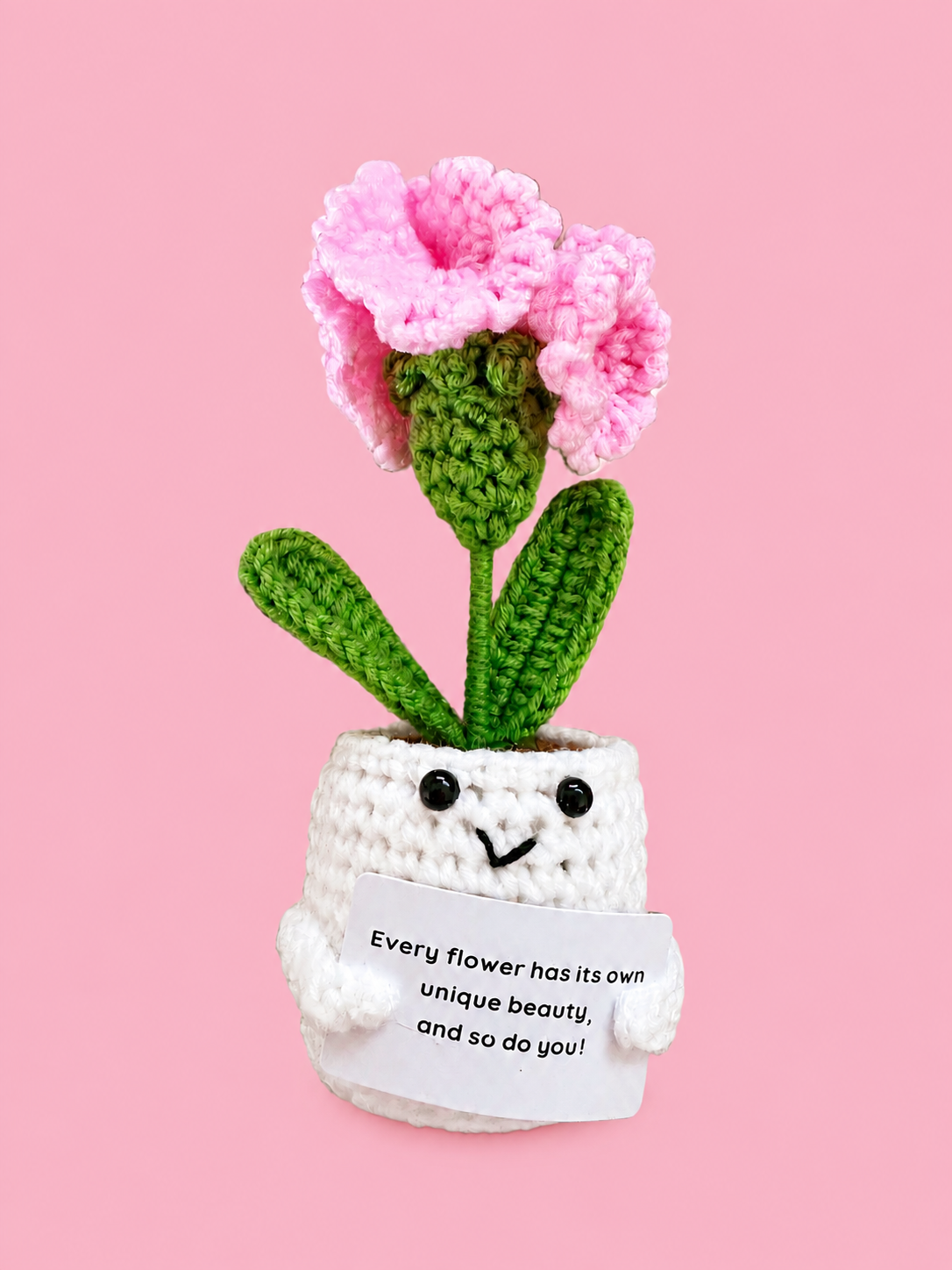 Positieve roze gehaakte bloem 🌸💗, Klein maar met liefde en inclusief kaartje. Een vrolijk en uniek cadeautje om iemand op te vrolijken, succes te wensen of zomaar een lief gebaar te geven.  Kijk voor meer knuffels op JubiCadeautjes.nl