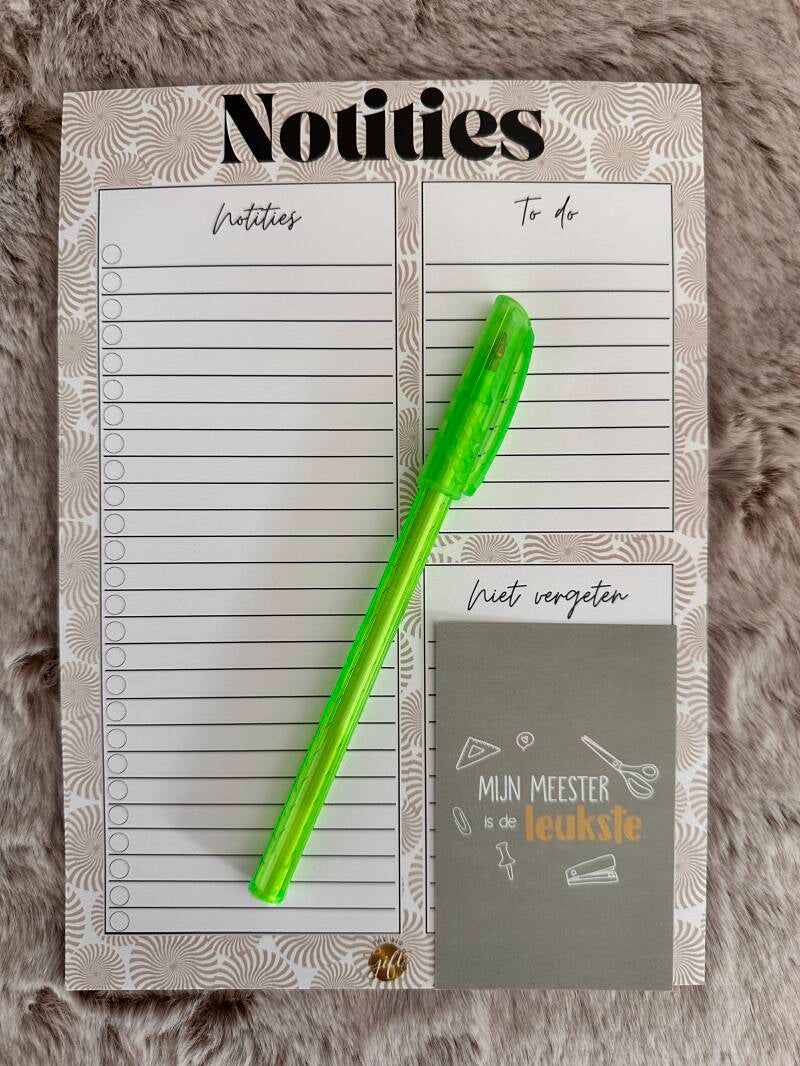 Naast ons ruim assortiment aan juffendagcadeautjes, hebben wij natuurlijk ook unieke cadeautjes voor de leukste Meester. Zo hebben wij van Jubi Cadeautjes dit blijvende cadeautje bestaande uit: Een A5 notitieblok met een pen en een kaartje.