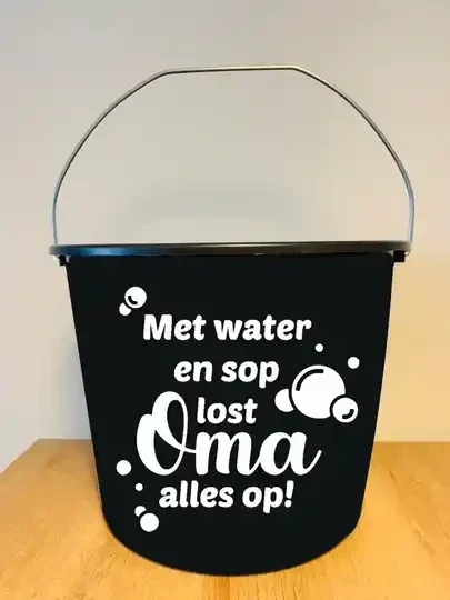 Met water en sop lost oma alles op! - Of het nu oma, opa, mama, papa of iemand anders is! Bij Jubi Cadeautjes vind je de leukste emmers met tekst voor een leuk prijsje! & vandaag besteld = morgen verzonden* Kijk voor meer emmers op onze webshop!