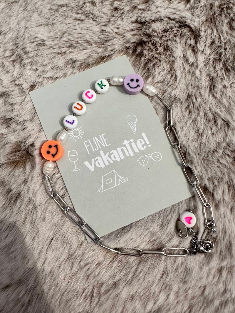 Wil je een uniek, maar leuk cadeautje voor de leukste Juf of liefste Leidster? Denk dan aan deze RVS enkelbandje met 'Luck'. Bij dit leuke enkelbandje zit een kaartje met Fijne Vakantie. Op de achterkant kan nog een eigen tekst gezet worden!