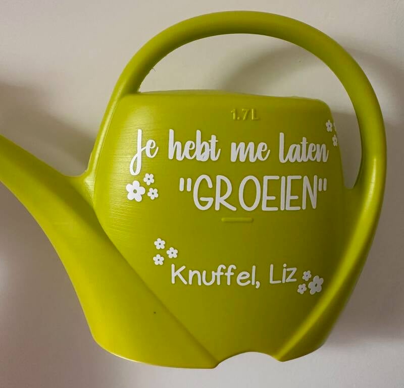 Wij van Jubi Cadeautjes hebben deze super leuke gieters weer beperkt op voorraad! Deze leuke gieter is vorozien van de tekst: Je hebt me laten groeien! Deze gieter kan natuurlijk gepersonaliseerd worden met de naam van de afzender(s)!