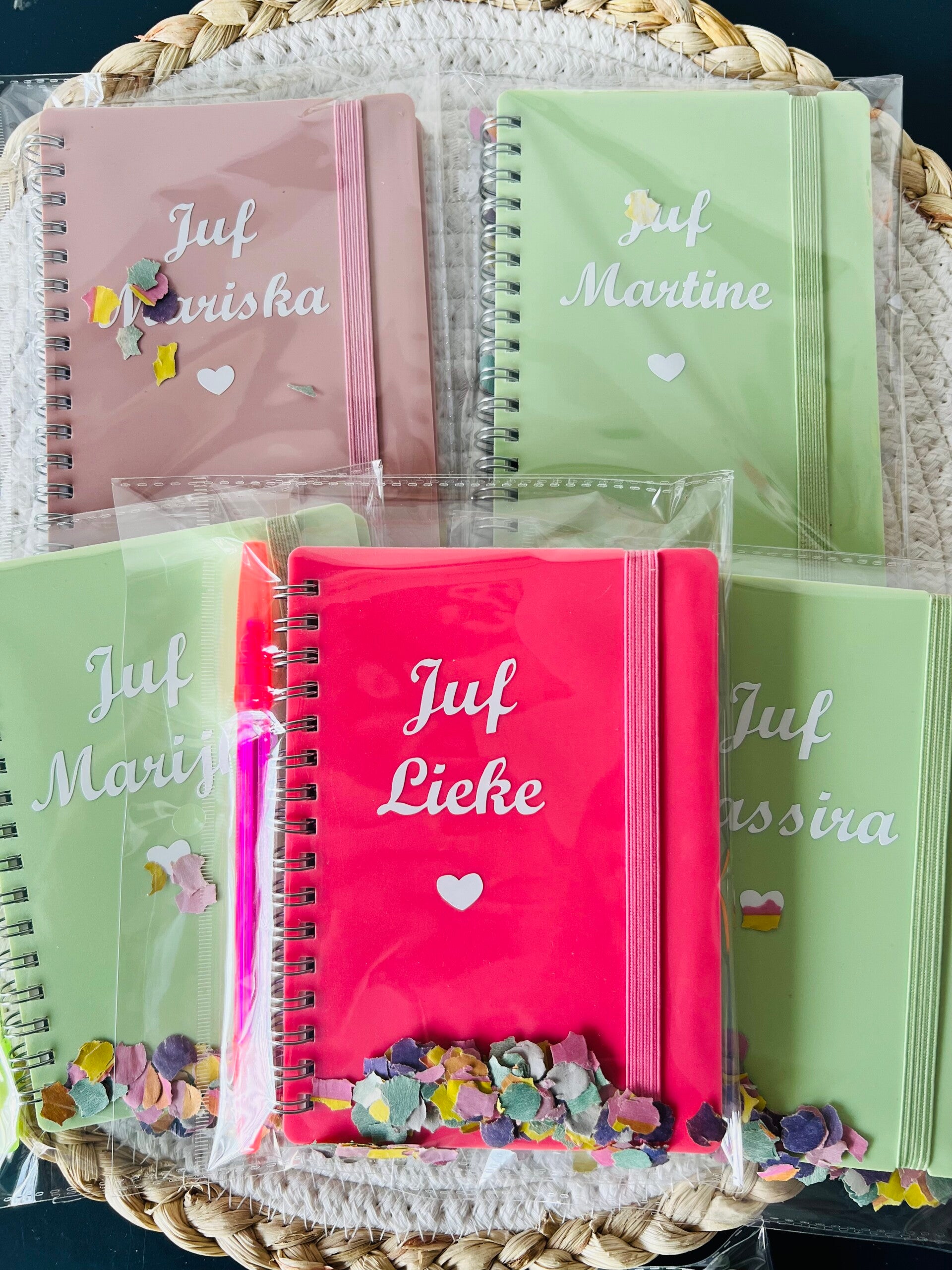 Ben je op zoek naar een leuke traktatie en/of bedankje voor het einde van het schooljaar? Kijk dan snel op www.jubicadeautjes.nl Want deze super leuke notitieboekjes worden voorzien van een naam! Super leuk als bedankje voor de Juffen! 