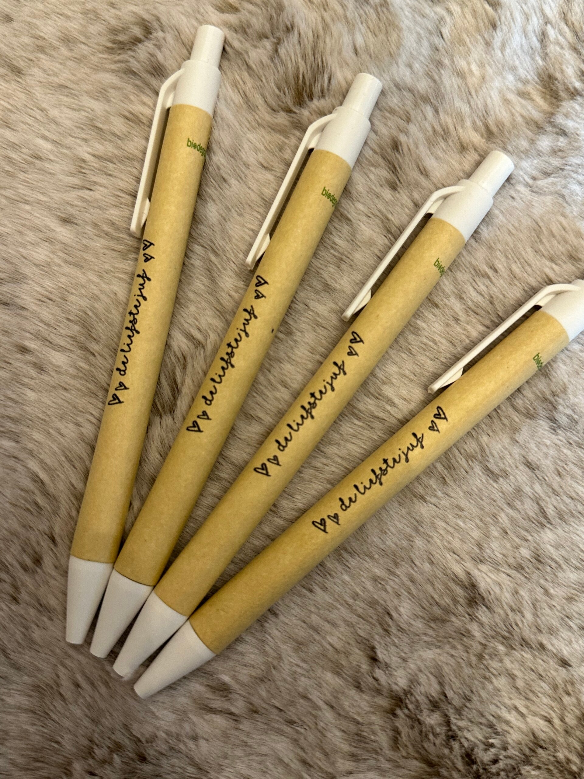 Nu in de aanbieding bij JubiCadeautjes.nl - Deze te leuke balpennen voor de liefste juf! De pennen zijn gemakkelijk per stuk te bestellen, leuk om zelf cadeau te doen aan de allerliefste Juf!