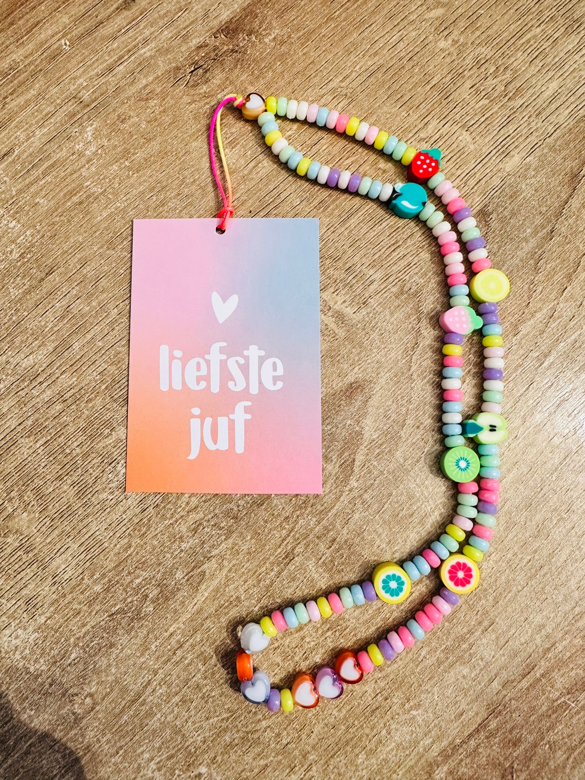 Deze handige telefoonkoord is ideaal als eindeschooljaar cadeautje voor de allerliefste Juf. Zeker voor een juf die veel bezig is met sociale media en haar telefoon! Mag deze accessoires zeker niet ontbreken!