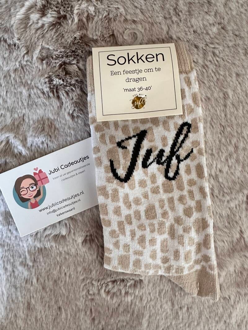 Natuurlijk hebben wij van Jubi Cadeautjes ook unieke juffendagcadeautjes! Zo hebben wij dit paar sokken met het woord JUF erop! Niemand kan te veel sokken hebben natuurlijk, dus het is zeker een uniek cadeautje!