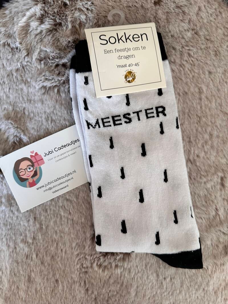 Weet je niet wat je voor de tofste Meester wil kopen? Denk dan aan deze tegekke sokken met de tekst 'Meester'. Natuurlijk hebben wij van Jubi Cadeautjes nog veel meer leuke unieke bedankjes voor de liefste MEester! Kijk daarom snel op onze webshop!