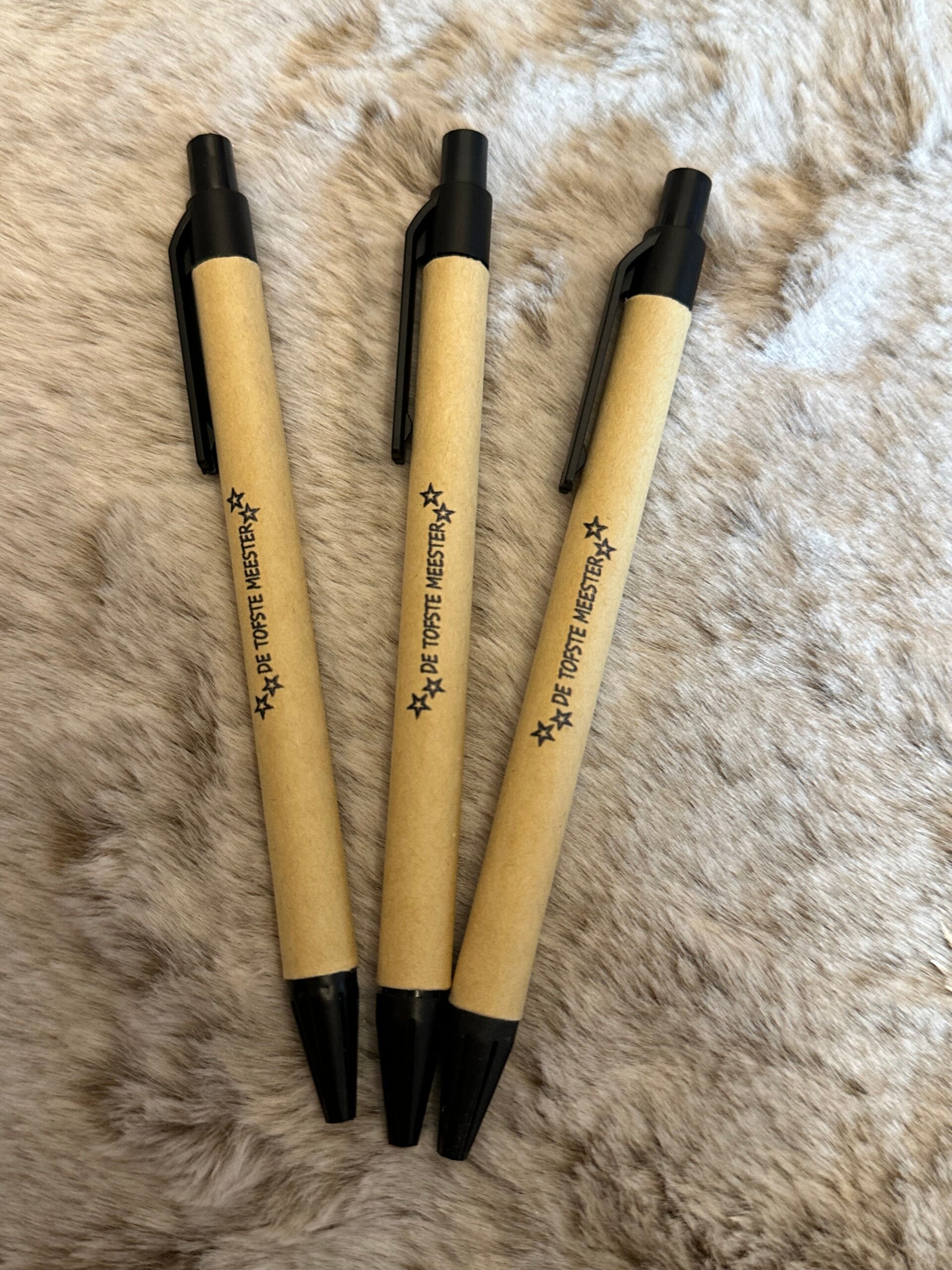 Nu in de aanbieding bij JubiCadeautjes.nl - Deze te leuke balpen voor de Tofste Meester! De Pen is gemakkelijk per stuk te bestellen, leuk als cadeau maar ook als personleelsbedankje voor de tofste meester! Natuurlijk ook beschikbaar voor de JUF