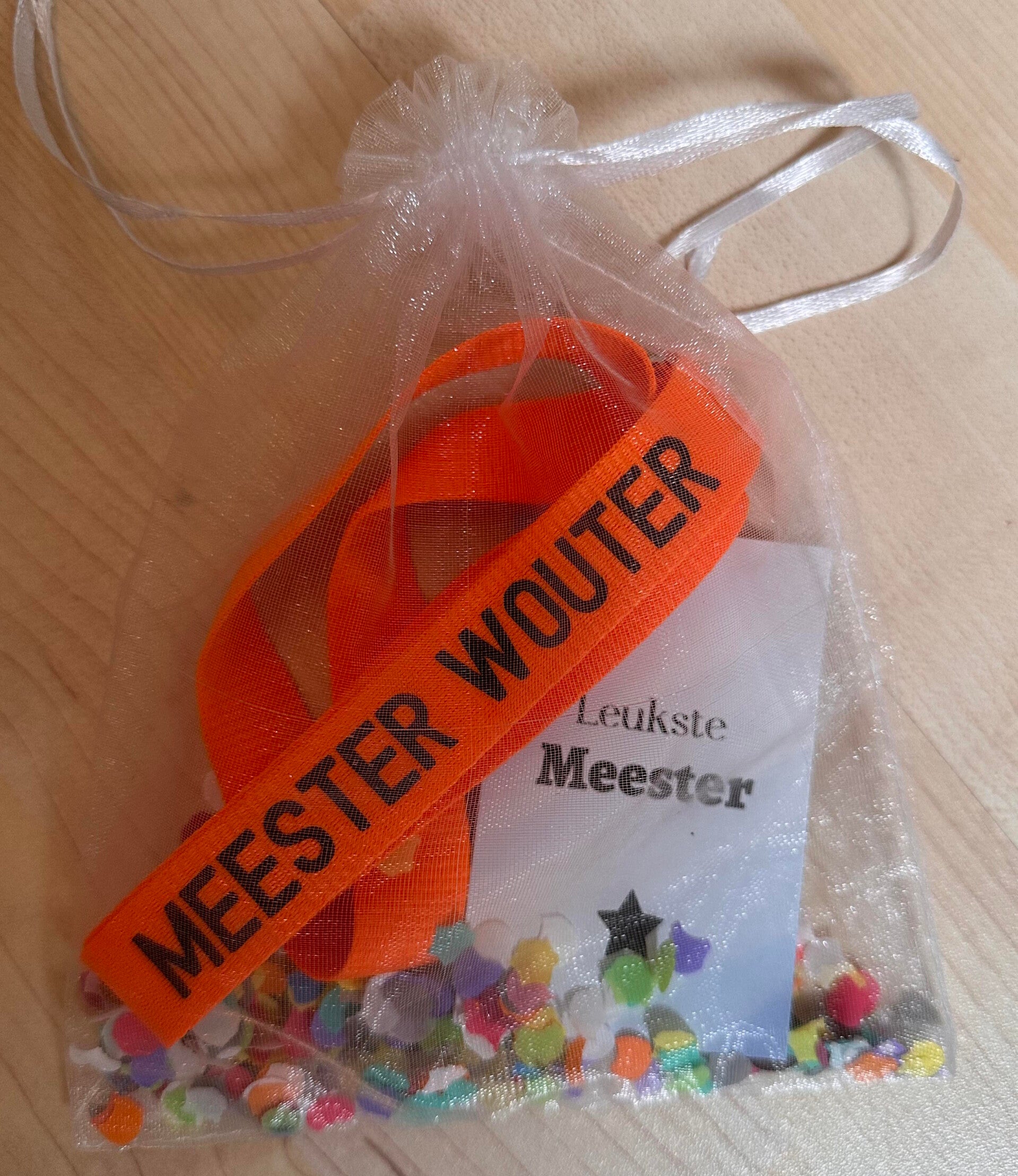 Voor de leukste meester hebben wij natuurlijk ook een passend bedankje! Deze super leuke oranje keycord met naam. Een super handig, uniek en betaalbaar cadeautje voor de tofste juf! Kijk voor meer leuke meestercadeautjes op www.jubicadeautjes.nl