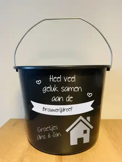 Wil je op een leuke manier iemand feliciteren met hun nieuwe woning? Dat kan met deze gepersonaliseerde emmer met de tekst: Heel veel geluk samen aan de ... Natuurlijk incl straatnaam! Zo is de emmer echt een persoonlijk geschenk! 