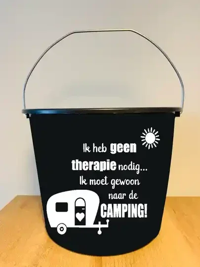 Ben je op zoek naar een leuk en blijvend cadeau voor iemand die van de Camping houdt? Dan ben je bij Jubi Cadeautjes aan het juiste adres! Wij hebben niet alleen deze grappige 'Ik heb geen therapie nodig... Ik moet gewoon naar de camping' emmer, maar ook 