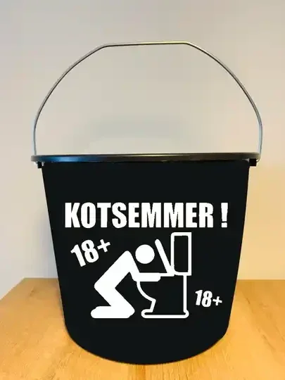 Ben je op zoek naar een origineel verjaardagscadeautje voor een 18 jarige? Denk dan aan deze tegekke KOTSEMMER, super leuk om te vullen met wat lekkere items! Wil je liever een gepersonaliseerde KOTSEMMER, kijk dan even op www.jubicadeautjes.nl
