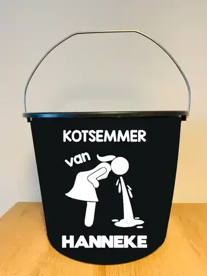 Bij Jubi Cadeautjes vind je de leukste emmers met tekst. Zo hebben wij ook deze grappige KOTSEMMER met een meisje, jongen en neutraal. Een grappig maar blijvend cadeautje die de emmer regelmatig van binnen ziet ;) Kijk voor meer emmers op jubicadeautjes