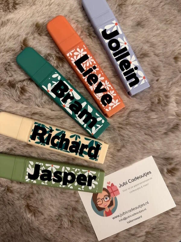 Jubi Cadeautjes heeft een ruim assortiment aan traktaties, zo hebben wij ook deze leuke gepersonaliseerde markers met naam! De markers zijn bij ons per stuk te bestellen, maar ook als kant en klare betaalbare traktatie!