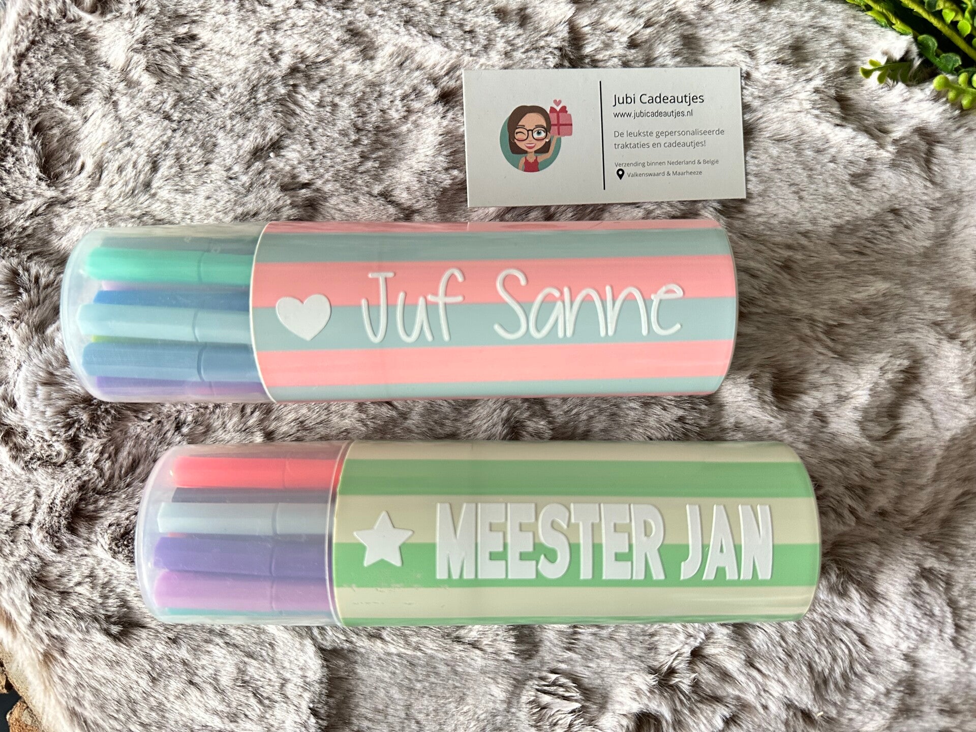 Wil je een origineel bedankje voor de juf of meester? Denk dan aan deze super leuke fine liner kokers met naam! Kijk voor veel meer leuke gepersonaliseerde juffencadeautjes snel op www.jubicadeautjes.nl