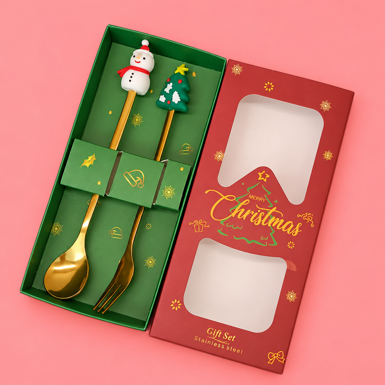 Feestelijke goudkleurige lepel en vork met kerstdecoratie. Perfect als origineel kerstcadeau of voor een sfeervolle kersttafel. Inclusief luxe kerstverpakking, ideaal om cadeau te geven! 🎁 Kijk voor meer kerstbesteksetjes op www.jubicadeautjes.nl