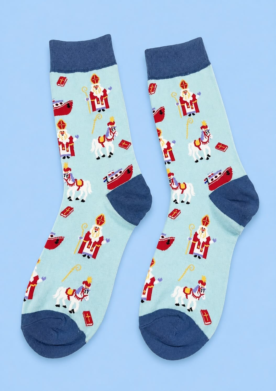 Sinterklaas sokken blauw met vrolijke Sinterklaasprint. Feestelijke en comfortabele sokken voor de Sinterklaastijd, verkrijgbaar in maten 28-33 en 36-43. Leuk als cadeau of voor pakjesavond! Kijk voor meer Sokken met Sinterklaasprint op jubicadeautjes.nl
