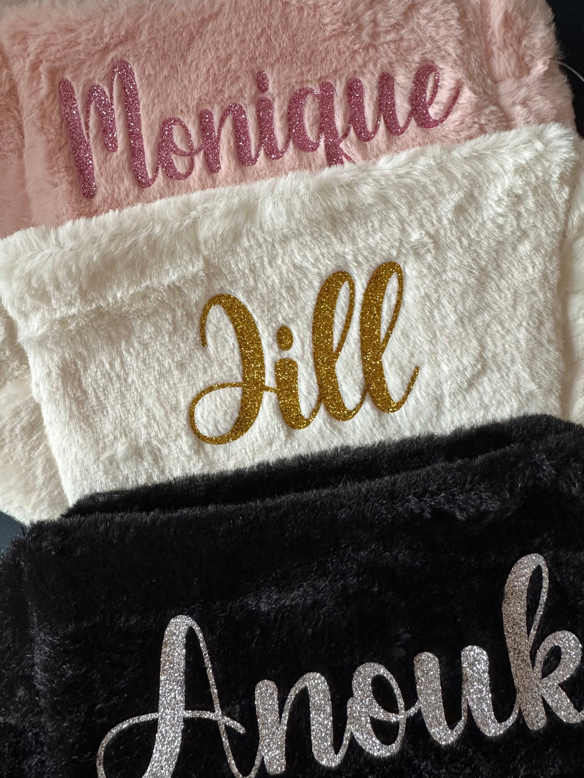 Hoe gaaf is deze etui met naam? Deze fluffy toilettasjes zijn leverbaar in de kleuren roze, wit en zwart en kunnen worden voorzien van een naam! Super leuk als eindeschooljaar bedankje voor de Juf. Kijk voor meer Juffendagbedankjes op jubicadeautjes.nl