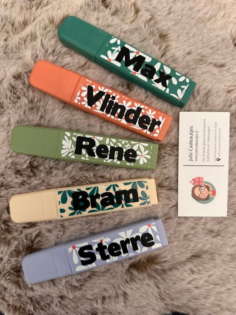 Wil je een leuke, originele maar ook betaalbare traktatie! Dan ben je bij Jubi Cadeautjes aan het juiste adres! Vandaag besteld = Binnen 2 werkdagen verzonden! Compleet, gepersonaliseerd met naam! Naast deze leuke markers met naam hebben we nog veel meer!